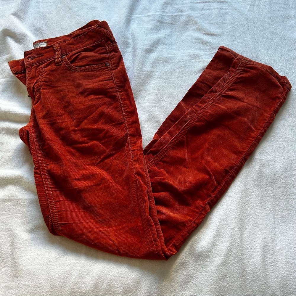 FREE PEOPLE LOW WAISTED SKINNY CORDUROY PANTS IN BURNT ORANGE